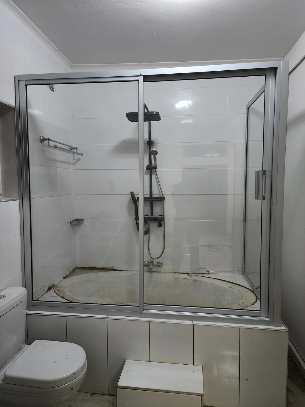 shower cubicle on top of the tub