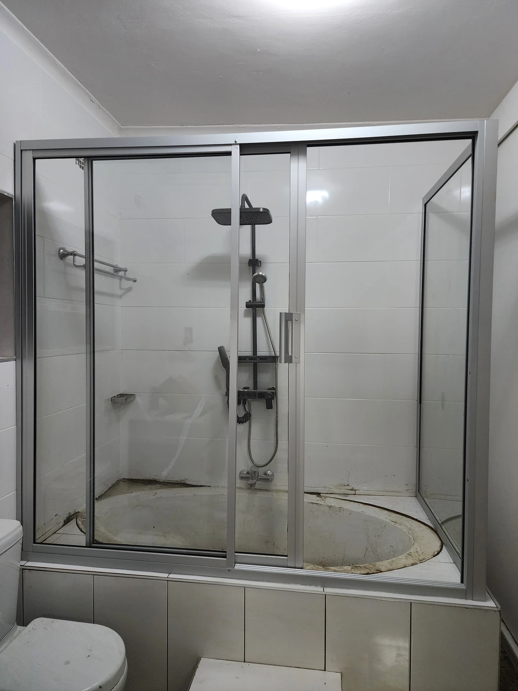 shower cubicle over the tub