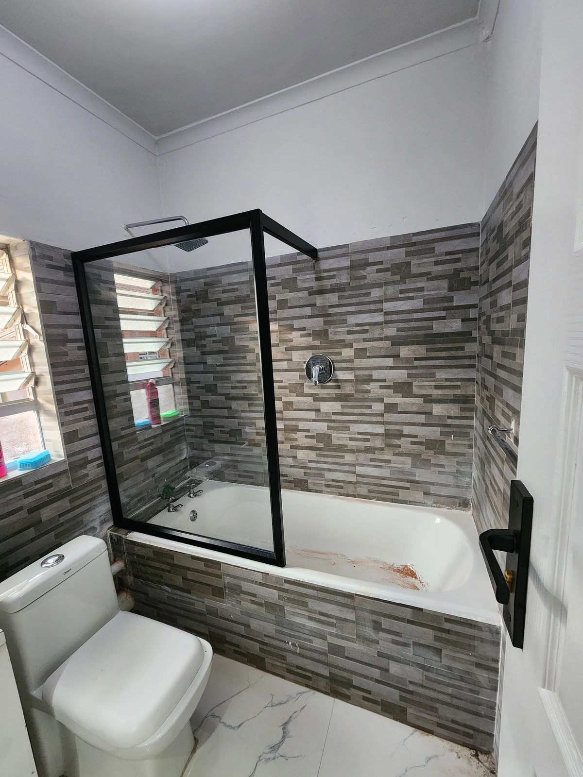 shower glass on tub